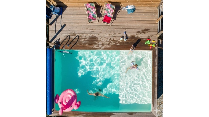 Piscina AQUA 8.5 x 4.35 – H.1.45 m con spiaggia, sabbia, con supporti fissati al calcestruzzo