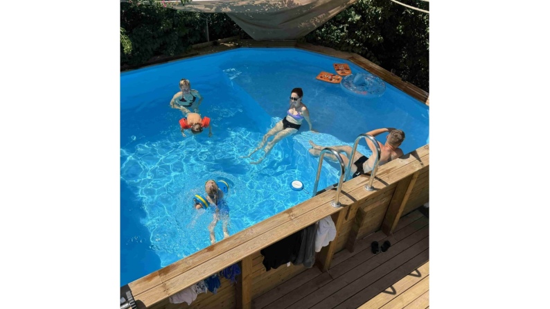 Piscina in legno NEMO 4.3 x 3 – H.1.31 m con spiaggia, azzurro chiaro, con supporti fissati al calcestruzzo