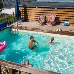 Piscina in legno NEMO 4.3 x 3 – H.1.18 m con spiaggia, sabbia, con supporti fissati al calcestruzzo