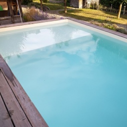 Piscina in legno NEMO 4.3 x 3 – H.1.31 m con spiaggia, grigio, con supporti da cementare