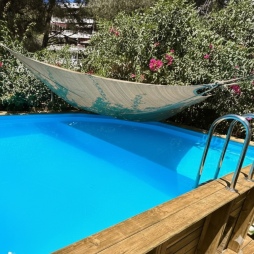 Piscina in legno NEMO 4.3 x 3 – H.1.31 m con spiaggia, azzurro chiaro, Su telaio - senza cementazione