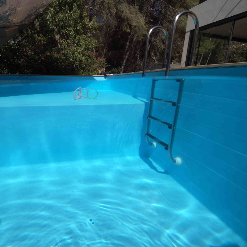 Piscina in legno NEMO 5.79 x 3.49 – H.1.45 m con spiaggia, azzurro chiaro, con supporti fissati al calcestruzzo