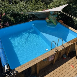 Piscina in legno NEMO 5.79 x 3.49 – H.1.45 m con spiaggia, azzurro chiaro, con supporti da cementare