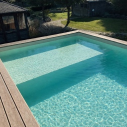 Piscina in legno NEMO 5.79 x 3.49 – H.1.45 m con spiaggia, sabbia, con supporti da cementare