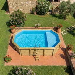 Piscina in legno NEMO 7.3 x 3.97 – H.1.45 m con spiaggia, azzurro chiaro, Su telaio - senza cementazione