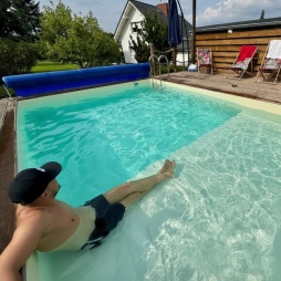 Piscina in legno AQUA 6.1 x 2.85 – H.1.31 m con spiaggia, grigio, con supporti fissati al calcestruzzo