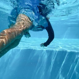Piscina in legno AQUA 8.5 x 4.35 – H.1.45 m con spiaggia, azzurro chiaro, con supporti fissati al calcestruzzo