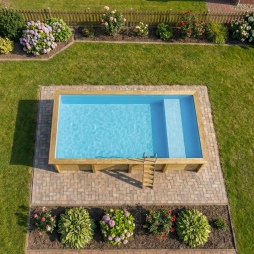 Piscina in legno AQUA 8.5 x 4.35 – H.1.45 m con spiaggia, azzurro chiaro, Su telaio - senza cementazione