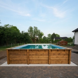 Piscina in legno AQUA 10.2 x 5.2 - H.1.45 m, azzurro chiaro, con supporti fissati al calcestruzzo