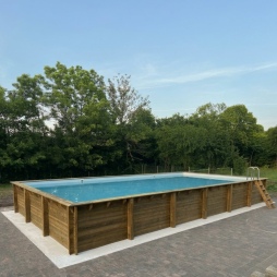 Piscina in legno AQUA 10.2 x 5.2 - H.1.45 m, sabbia, con supporti fissati al calcestruzzo