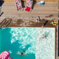 Piscina in legno AQUA 10.2 x 5.2 – H.1.45 m con spiaggia, sabbia, con supporti da cementare