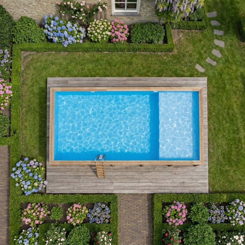 Piscina in legno AQUA 10.2 x 5.2 – H.1.45 m con spiaggia, azzurro chiaro, con supporti fissati al calcestruzzo
