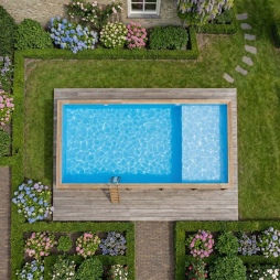 Piscina in legno AQUA 10.2 x 5.2 – H.1.45 m con spiaggia, azzurro chiaro, con supporti fissati al calcestruzzo