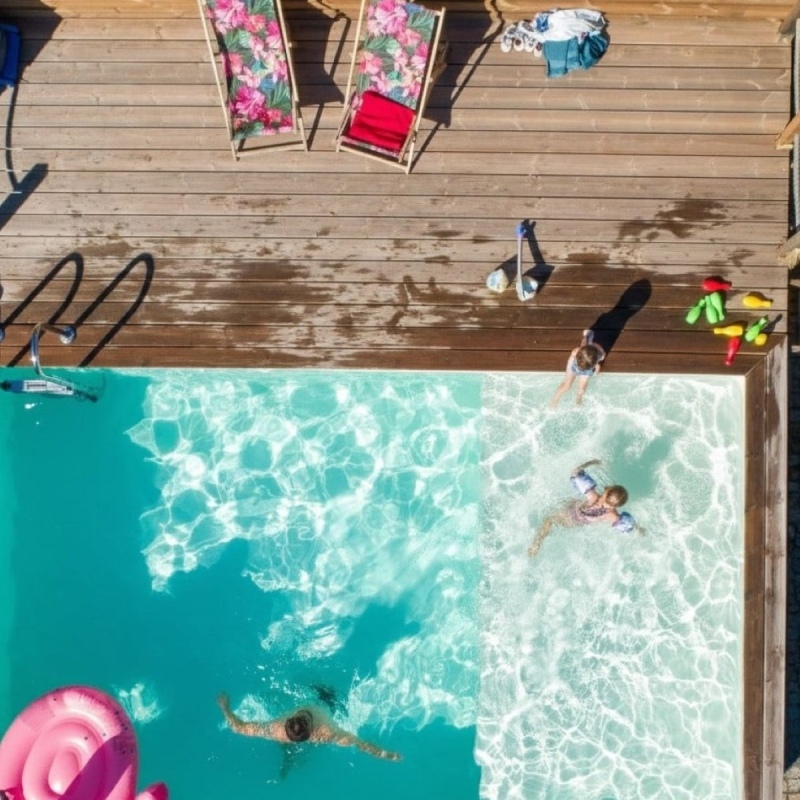 Piscina in legno AQUA 10.2 x 5.2 – H.1.45 m con spiaggia, sabbia, con supporti fissati al calcestruzzo
